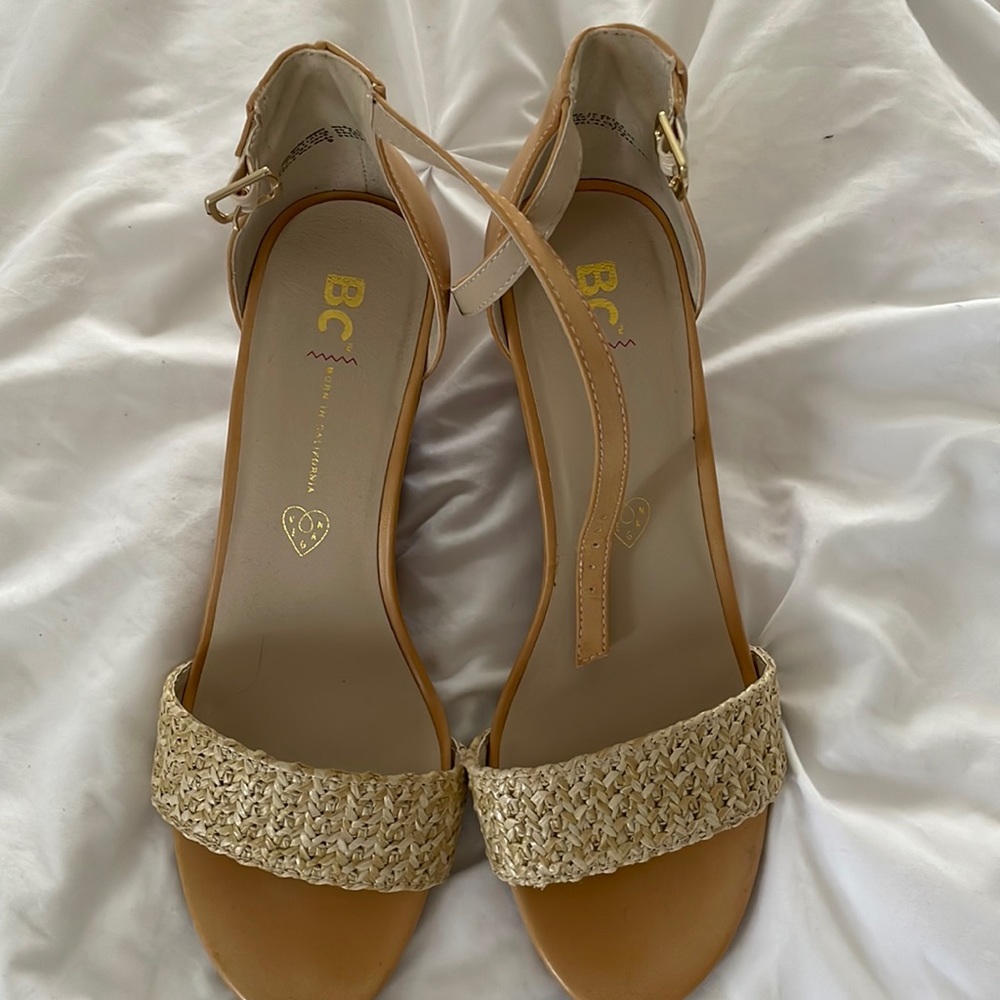 Born in California summer Wedge. Size 9